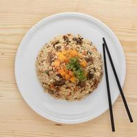 saboroso prato de arroz com pauzinhos foto