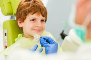 uma criança às a dentista foto