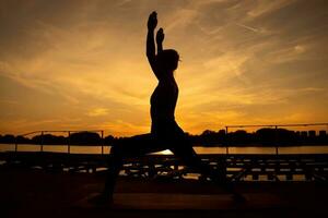 uma mulher fazendo fisica exercícios foto