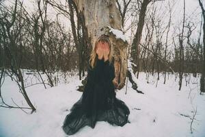 triste jovem Loiras mulher dentro a floresta foto