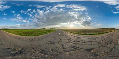 esférico 360 hdri panorama em velho asfalto estrada com rachaduras com nuvens e Sol em tarde azul céu dentro equirretangular desatado projeção, Como céu substituição dentro zangão panoramas, jogos desenvolvimento foto