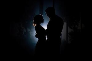 silhueta do uma romântico casal dançando e desfrutando dentro a escuro. ai gerado foto