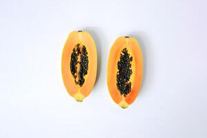 topo Visão fresco fatiado mamão frutas isolado em branco fundo. ai gerado foto