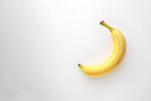 fresco banana isolado em branco fundo com cópia de espaço. ai gerado foto