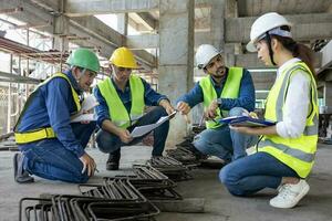 equipe do engenheiro, arquiteto, contratante e capataz encontro e consultando dentro construção construção local para inspeção dentro real Estado desenvolvimento projeto indústria que ter erro e reclamar foto