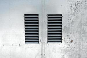 portas de metal com ventilação foto