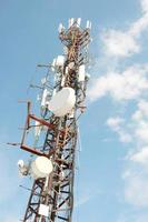 antena de rede móvel vista contra o céu foto