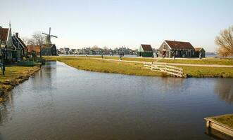 residências dentro Zaanse schans, perto para a zaan rio foto