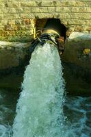 tubewell dentro Vila para dar água para cultivo foto