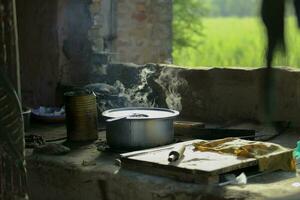 a velho carbonizado caseiro fogão fumaça a fogão ao lado a carvão fogão cozinhando fogão defumado cozinhar foto