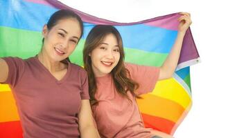 retrato do feliz sorrir sudeste ásia mulher lgbt casal com arco Iris orgulho bandeira foto