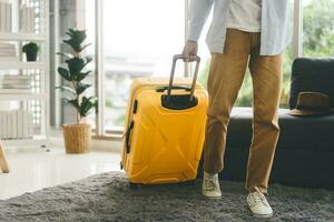 solteiro viajante turismo homem caminhando levar uma bagagem início uma viagem viagem a partir de casa ou hotel foto