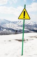sinal de proibição em uma montanha nevada foto