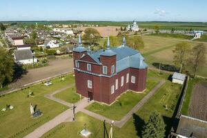 aéreo Visão em barroco ou gótico têmpora ou católico Igreja dentro campo foto