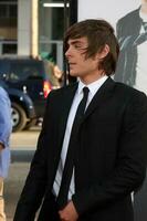 zac efron A chegar às a 17 novamente pré estreia às graumans chinês teatro dentro los angeles ca em abril 14 20092009 foto