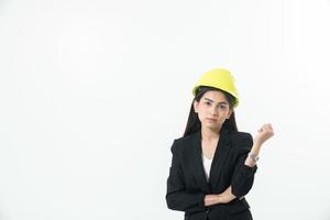 mulher asiática usando capacete de segurança no fundo branco foto