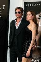 los angeles jul 19 brad pitt angelina jolie chegar às a sal pré estreia às graumans chinês teatro em 19 de julho 2010 dentro los angeles ca foto