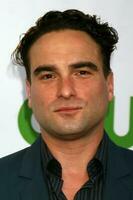 johnny Galecki A chegar às a cbs tca verão 08 festa às avenida 3 dentro los angeles ca em Julho 18 2008 2008 kathy cabanas cabanas foto