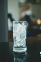 vidro com gelo cubo em a mesa foto