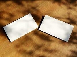 limpar \ limpo mínimo o negócio cartão brincar com a folhas sombra em madeira mesa fundo foto