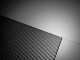 abstrato gradiente metal fundo Sombrio com carbono fibra textura foto