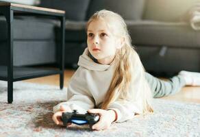 menina jogando vídeo jogos às casa foto