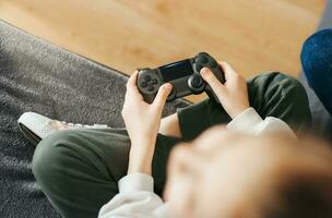 pequeno menina jogando em jogos console foto