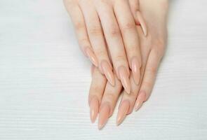 elegante pastel Rosa natural manicure. foto