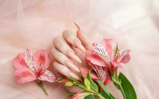 elegante pastel Rosa natural manicure. foto