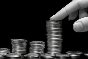 uma humano tocante centavo prata moedas pilha para salvando ou o negócio investir conceito. generativo ai. foto