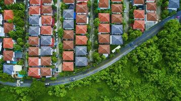 aéreo Visão do lindo casa Vila plano com curva rua e verde meio Ambiente foto