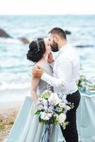 o mesmo casal com uma noiva em um vestido azul anda foto