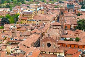 aéreo Visão do a basílica do san giacomo Maggiore dentro Bolonha foto