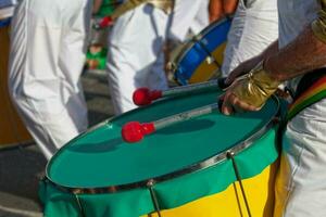 percussionista jogando com uma tambor durante a carnaval do grande boucan foto