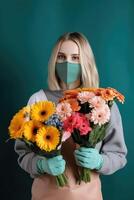 retrato do jovem mulher vestindo mascarar e segurando dois gerbera ramalhete, generativo ai. foto