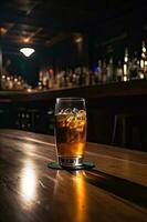 gelo cubos dentro Cerveja ou Uísque vidro com condensação em de madeira mesa. borrado interior do bar às a fundo. generativo ai. foto