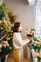 lado Visão retrato do fêmea florista vestindo mascarar e segurando rosas ramalhete dentro dela floral comprar, generativo ai. foto