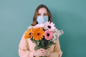 fechar-se retrato do jovem mulher vestindo mascarar e segurando lindo gerbera ramalhete, generativo ai. foto