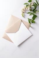 a sobrecarga Visão do cumprimento cartão envelope com branco glicínias flor ramo para Casamento ou Primavera conceito. foto