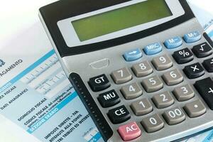 modelo f24 para a Forma de pagamento do impostos dentro Itália com calculadora foto
