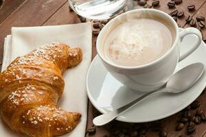 cappuccino com croissant foto