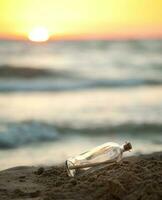 mensagem dentro uma garrafa em mar de praia foto