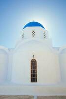 santorini, Igreja com azul cúpula foto