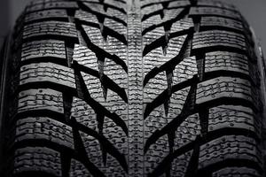 pilha de novos pneus de carro de alto desempenho