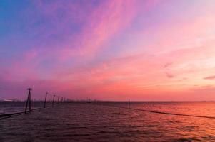 Baía de Tóquio com lindo céu ao pôr do sol foto