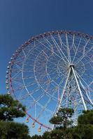 roda gigante com céu azul no parque de diversões foto