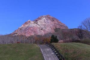 no vulcão ativo mt showa shinzan com céu azul em Hokkaido foto