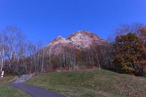 no vulcão ativo mt showa shinzan com céu azul em Hokkaido foto