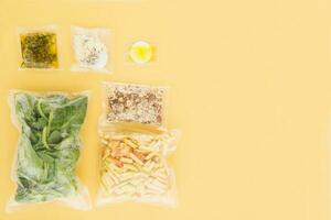 conjunto do produtos para salada preparação conjunto para entregando Comida para jantar. cozinhando às lar, casa culinária. plano deitar. produtos dentro vácuo embalagem. foto
