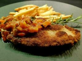 panado salsicha schnitzel com lado pratos foto